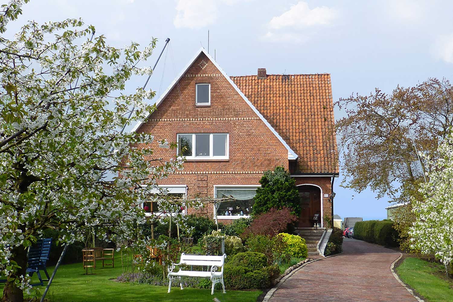 Pension Hauschildt guesthouse in Jork with garden and fruit blossom